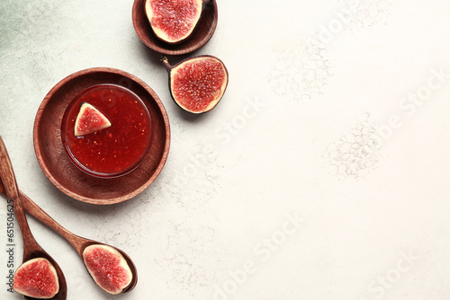 Fresh fig jam in wooden bow...