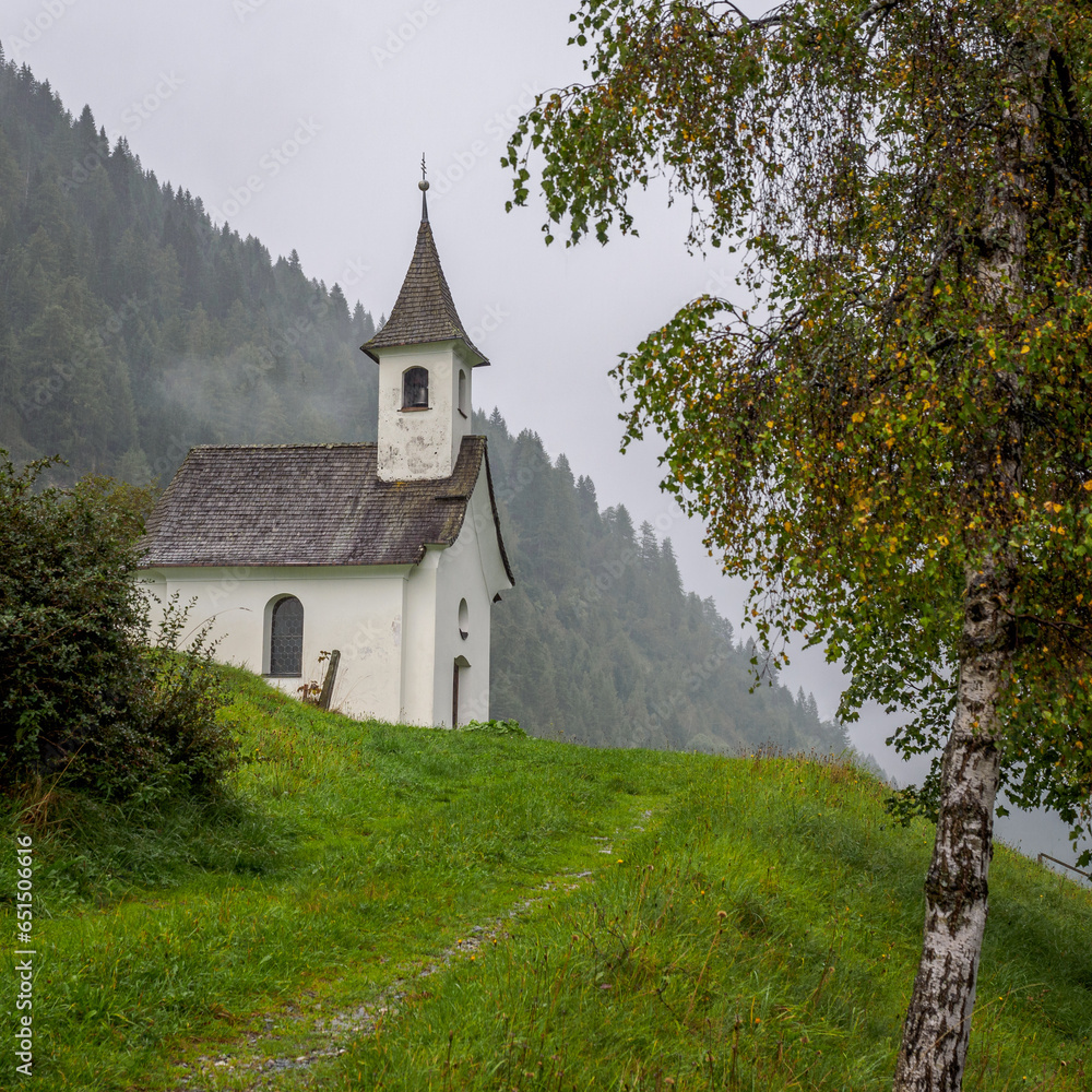 kleine christliche Kapelle in den tiroler Alpen kleine christliche Kapelle in den tiroler Alpen