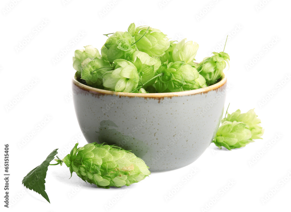 Φωτογραφία Bowl with fresh green hops on white background