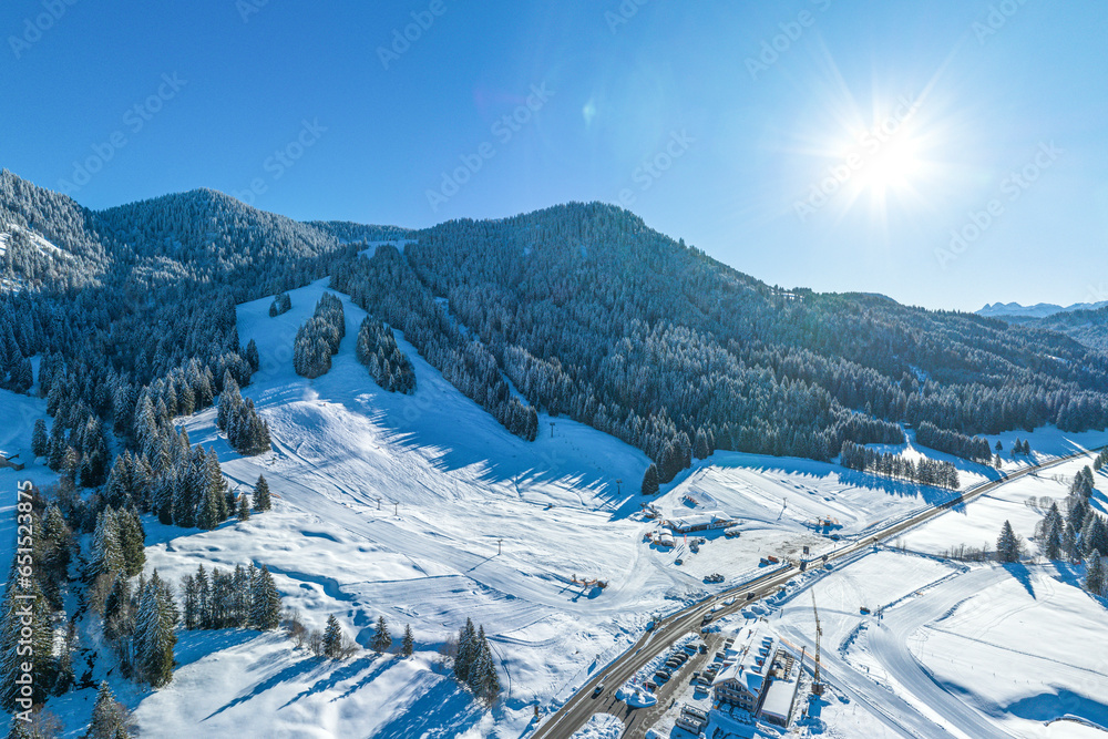 Sonniger Wintertag im Balderschwanger Tal an der Riedbergerhornbahn