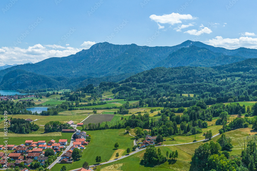 Das oberbayerische Alpenvorland bei Großweil im Luftbild, Blick zum Herzogstand und Heimgarten