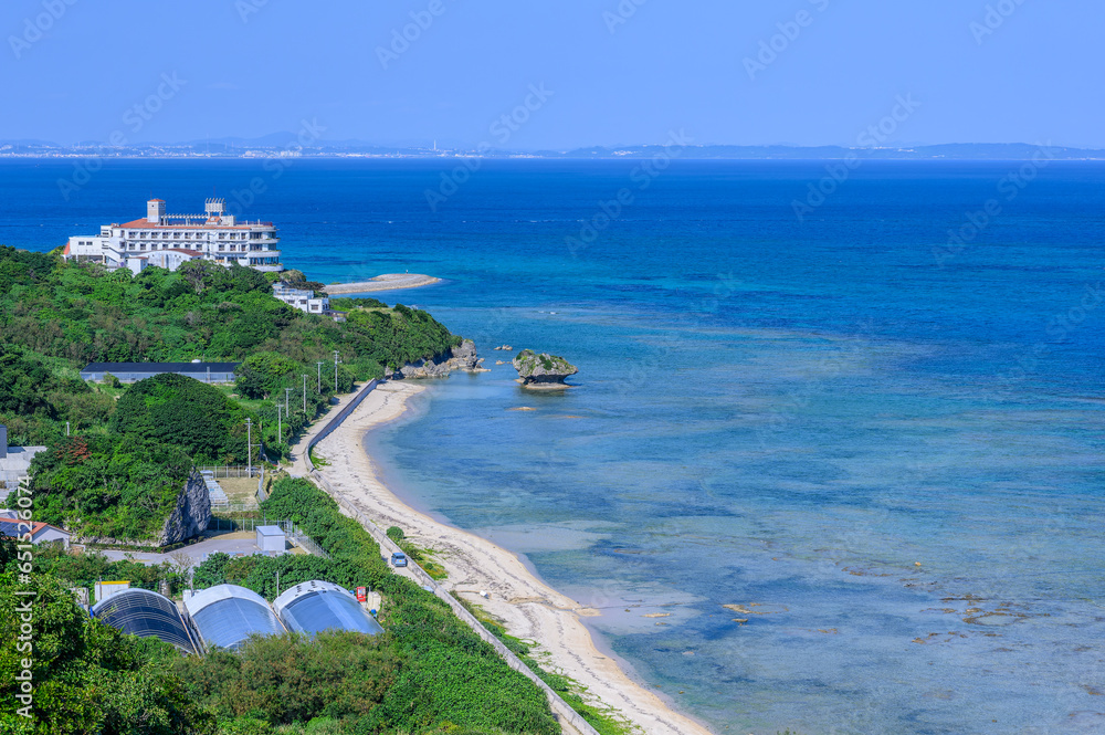 青い海広がる沖縄の風景