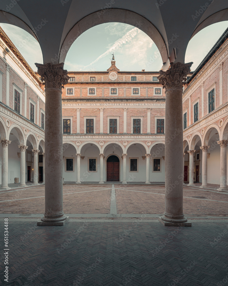 Urbino, il cortile d'ingresso del Palazzo Ducale con il porticato.