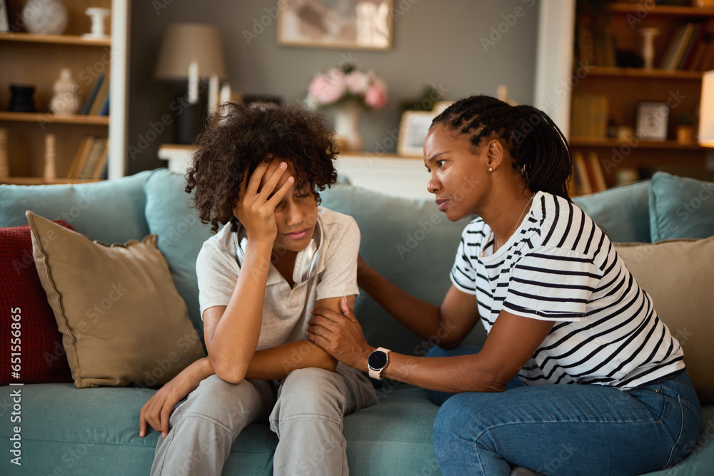 Mother and son talking about teenage problems at home - obrazy, fototapety, plakaty 