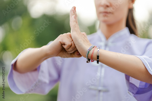 Foto Cropped view of the focused wushu girl training balance and standing in special