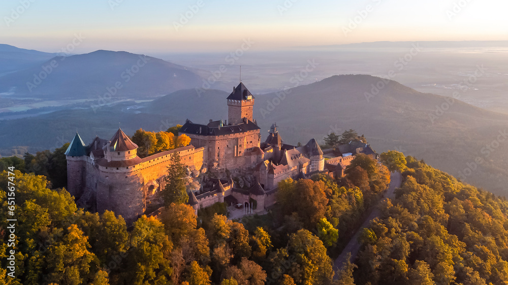Vue aérienne du château du Haut-Koenigsbourg dans les Vosges. Alsace, France - obrazy, fototapety, plakaty 