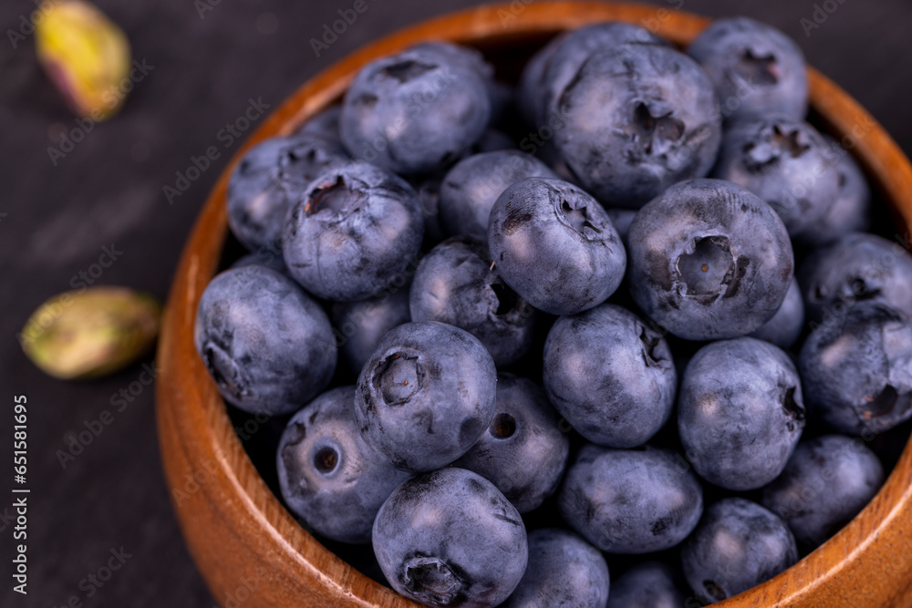 Fototapeta premium blueberries in a wooden bowl on the table
