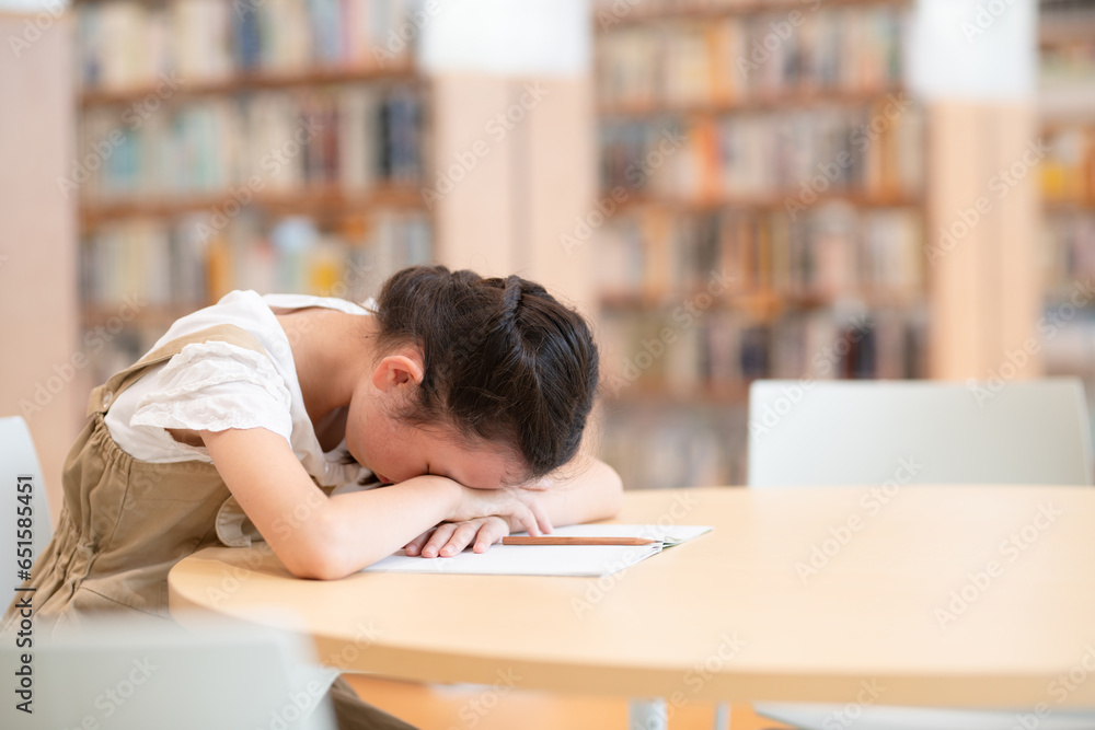 勉強中に顔を伏せる女の子 Stock Photo | Adobe Stock