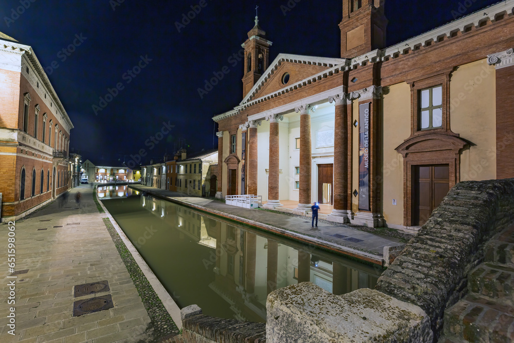 Comacchio di notte.Ferrara in Emilia Romagna. Canali nelle case ponti e acqua. Un paesaggio nella città.