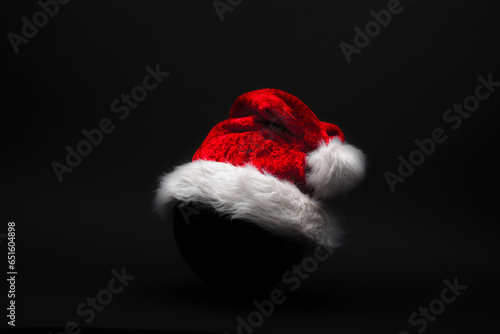 Rote Weihnachtsmütze vor dunklem Hintegrund