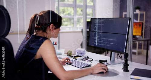 Billede på lærred Software Programmer Or Coder Woman