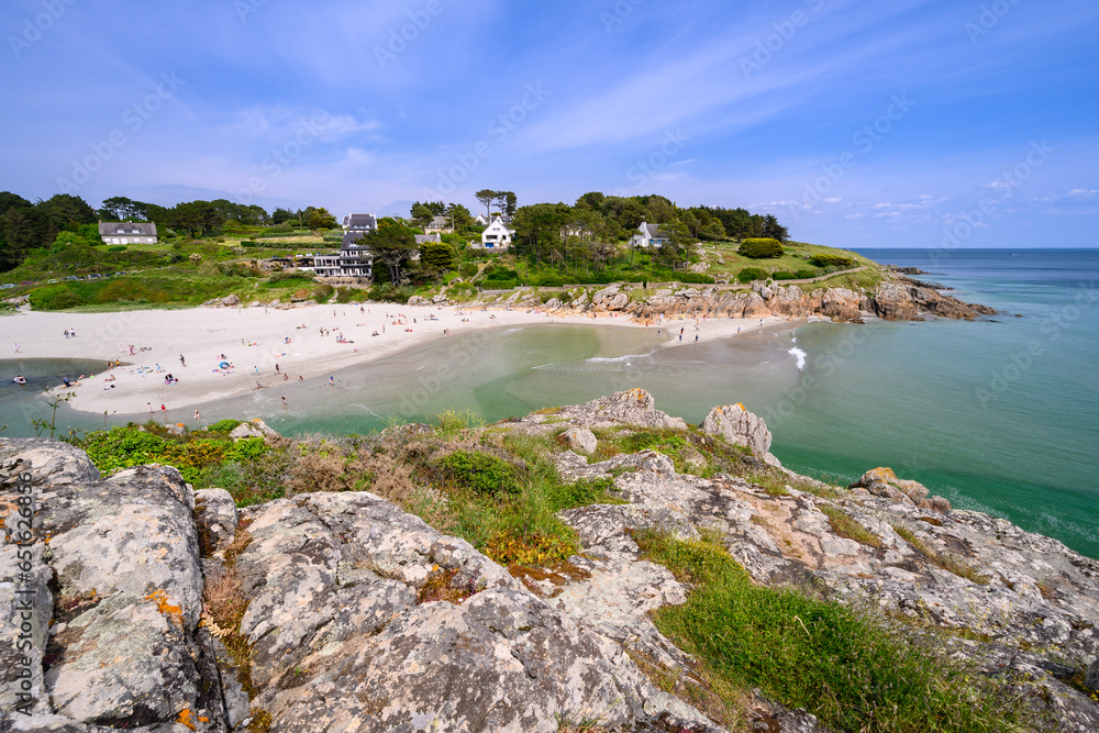 Fototapeta premium Vue panoramique de l'Anse de Rospico et de la Plage de Rospico depuis le GR34 durant une journée d'été ensoleillée - Névez dans le Finistère (29) en Bretagne