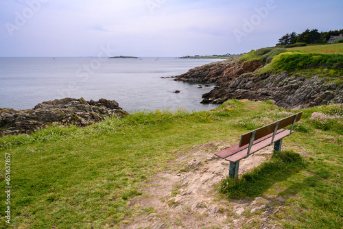 Vue du littoral entre l'Anse de Rospico et la Plage de Tahiti depuis les falaises du GR34 durant une journée d'été ensoleillée - Névez dans le Finistère (29) en Bretagne photo