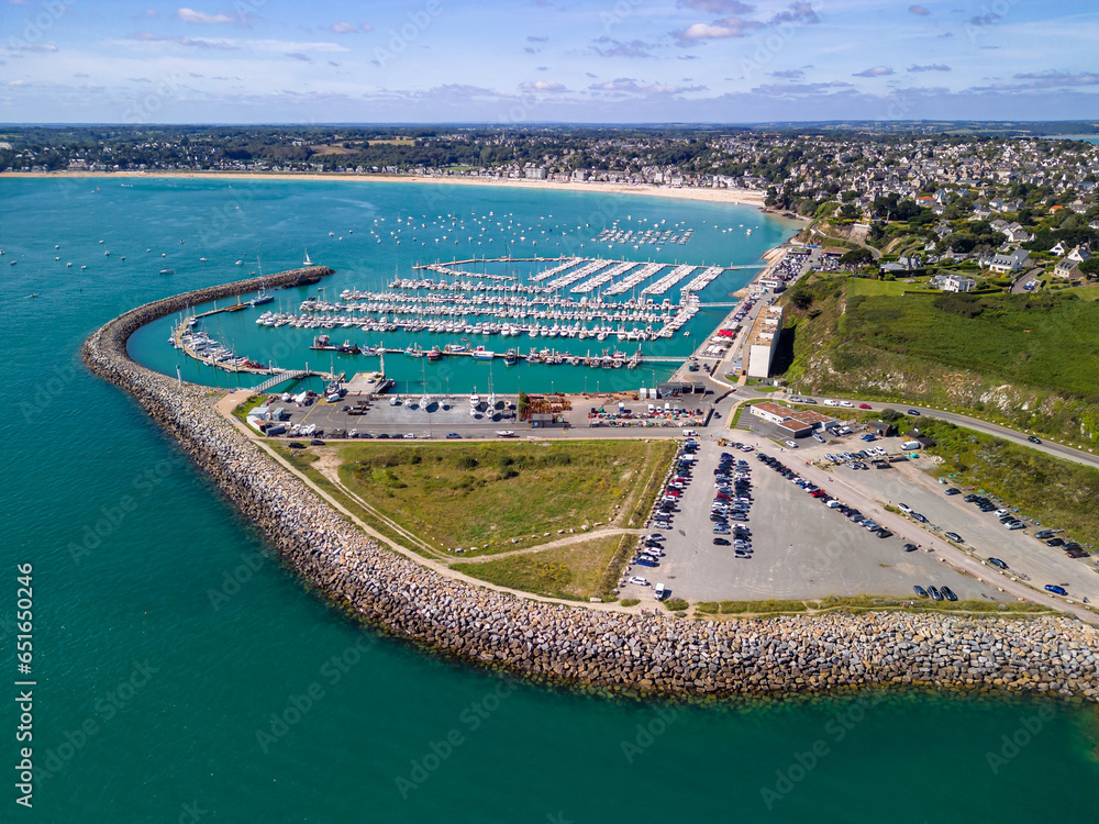 Port de St Cast (Port Jacquet) avec la Grande Plage en arrièreplan sur