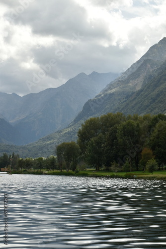 Le lac de Génos Loudenvielle dans les pyrénées