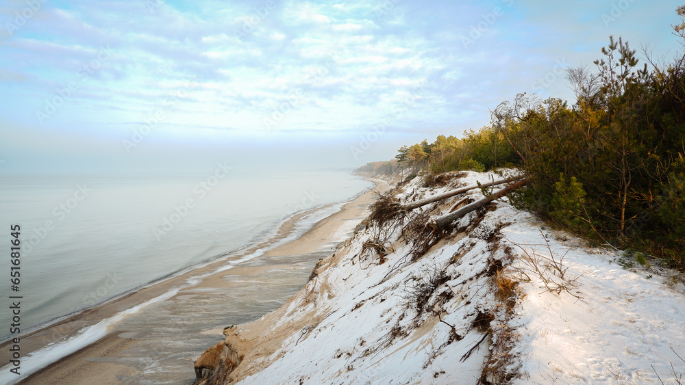 Klif nad Morzem Bałtyckim zimą - obrazy, fototapety, plakaty 