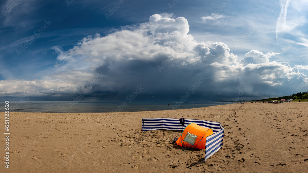 Einsam Strandfestung an der Ostsee bei einem aufziehenden Gewitter Einsam Strandfestung an der Ostsee bei einem aufziehenden Gewitter