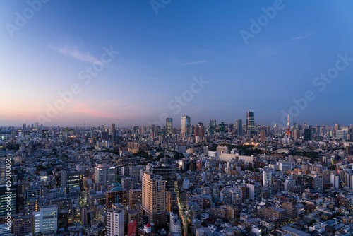 Wallpaper Mural マジックアワーの東京タワーと東京都心の都市風景 Torontodigital.ca