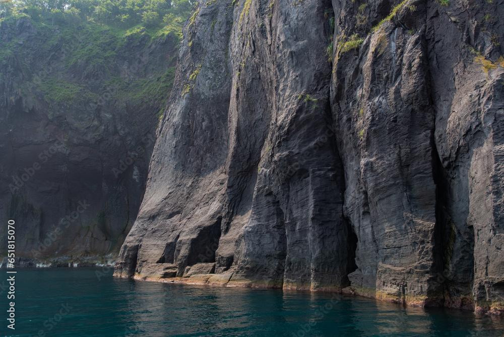 世界遺産の知床半島の海に面した崖の岩肌