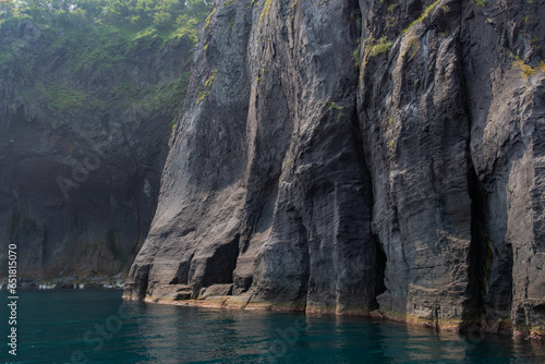 Tableau sur toile 世界遺産の知床半島の海に面した崖の岩肌