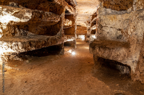 Corridoio di una catacomba a Siracusa