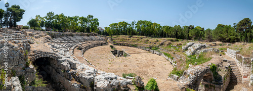 Panoramica completa dell'anfiteatr romano a Siracusa photo