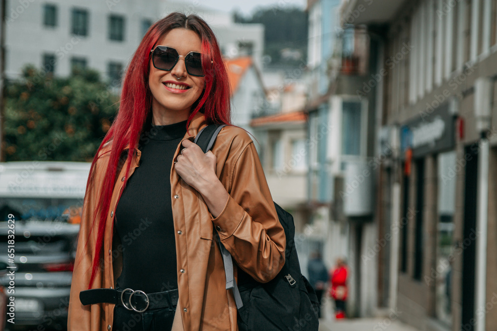 Obraz premium urban redhead young woman walking on the street