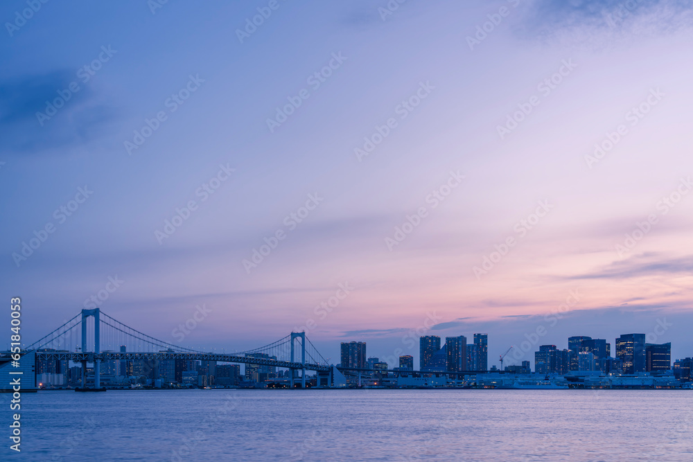 マジックアワーのレインボーブリッジと東京都心の都市風景