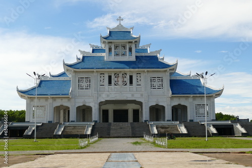 Gran templo vietnamita asiático de color blanco y azul