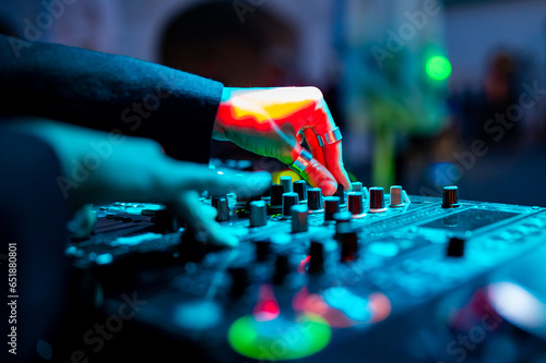 Foto woman DJ Hands creating and regulating music on dj console mixer in concert