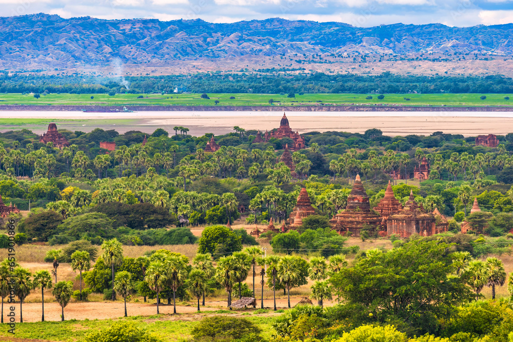 Fototapeta premium The plain of Bagan (Pagan), Mandalay, Myanmar