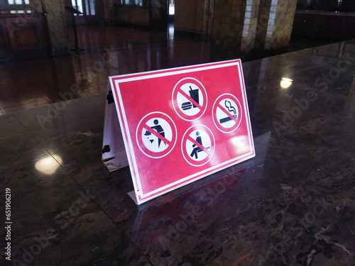 The signs are: no eating and drinking, no smoking, no sitting at the dining table, no throwing rubbish in the Mandiri museum
