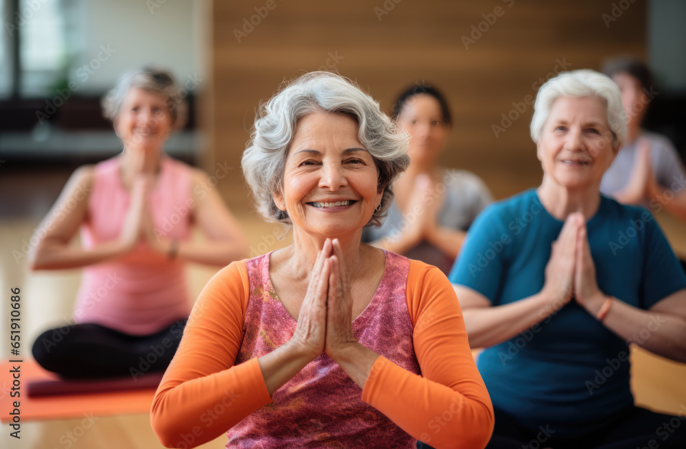 eine Gruppe von älteren Menschen beim Yoga, a group of elderly people doing yoga - obrazy, fototapety, plakaty 