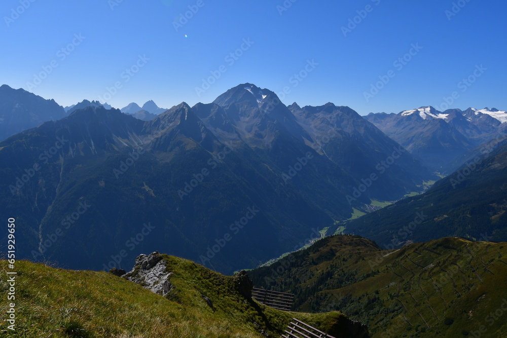 Schöne Landschaft mit Bergen im Stubaital in Tirol 