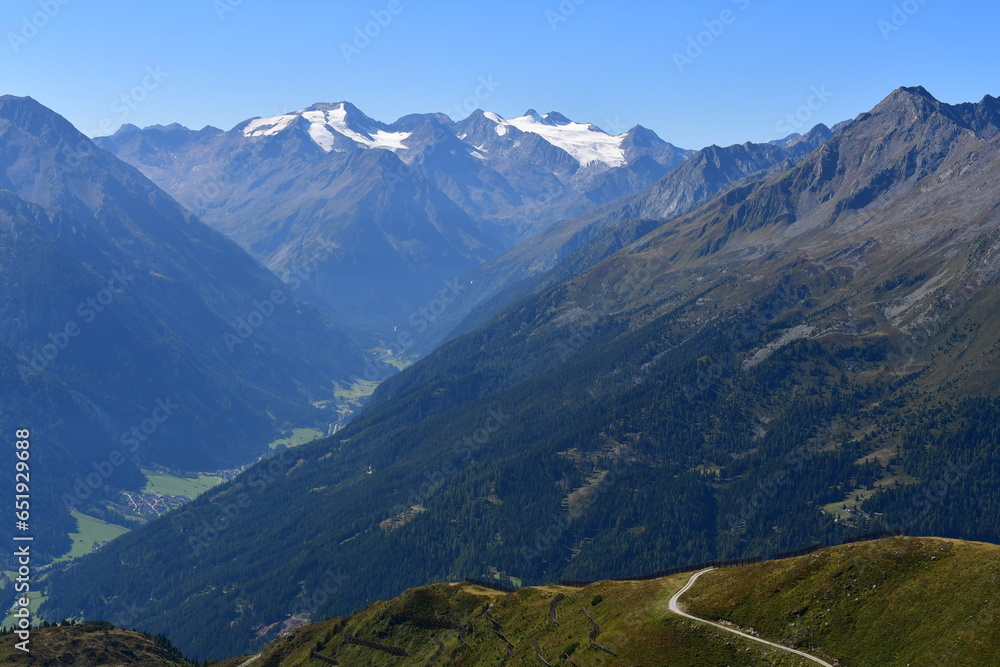 Fototapeta premium Schöne Landschaft mit Gletscherblick im Stubaital in Tirol