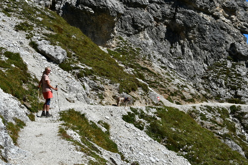 Frau und ihr Lagotto Romagnolo Hund wandern im Stubaital in Tirol