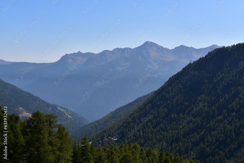 Schöne Landschaft mit Bergen im Ultental in Südtirol 