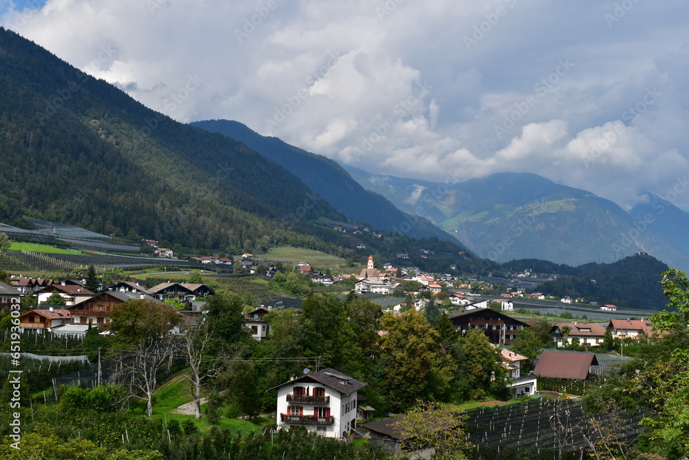Schöne Landschaft mit Bergen und Blick nach Tisens in Südtirol 