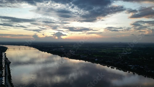 Wallpaper Mural 유유히 흐르는 거대하고 누런 메콩강 Torontodigital.ca