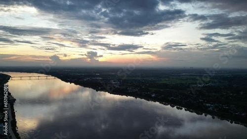 Wallpaper Mural 유유히 흐르는 거대하고 누런 메콩강 Torontodigital.ca