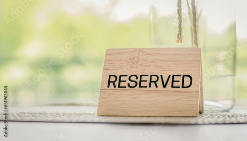 Foto Reserved sign on the table. Restaurant reservation service.