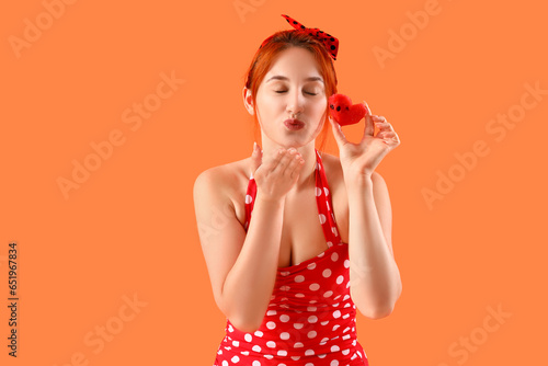 Young pin-up woman with fre...