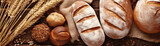 Assortiment de pain, blé, graine et farine sur du bois 