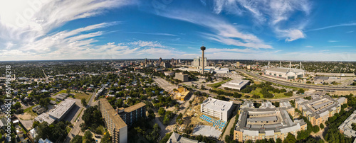 Obraz na płótnie Downtown San Antonio on a Perfect Day: 180 Degree Aerial Panorama w salonie