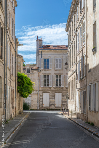 Rue de La Rochelle et belles façades en pierre © Pierre Violet