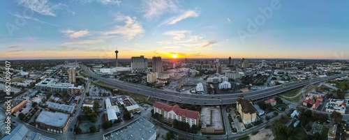 Obraz na płótnie Downtown San Antonio at Sunset: 180 Degree Aerial Panorama w salonie
