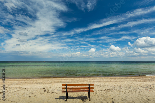 Rote Bank an Ostseestrand