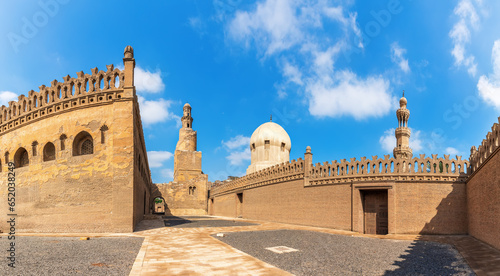 Obraz na płótnie Inner courtyard of famous Ibn Tulun Mosque complex, Cairo, Egypt w salonie
