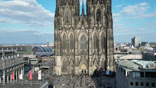 Diese Aufnahme zeigt den Kölner Dom. Durch einen Ruckwärtsflug mit der Drohne wird der ganze Dom gezeigt.