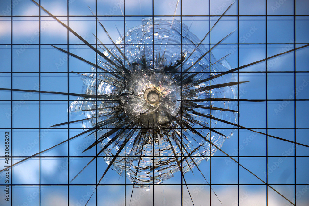 Ταπετσαρία Bullet hole in a broken bulletproof glass, closeup image